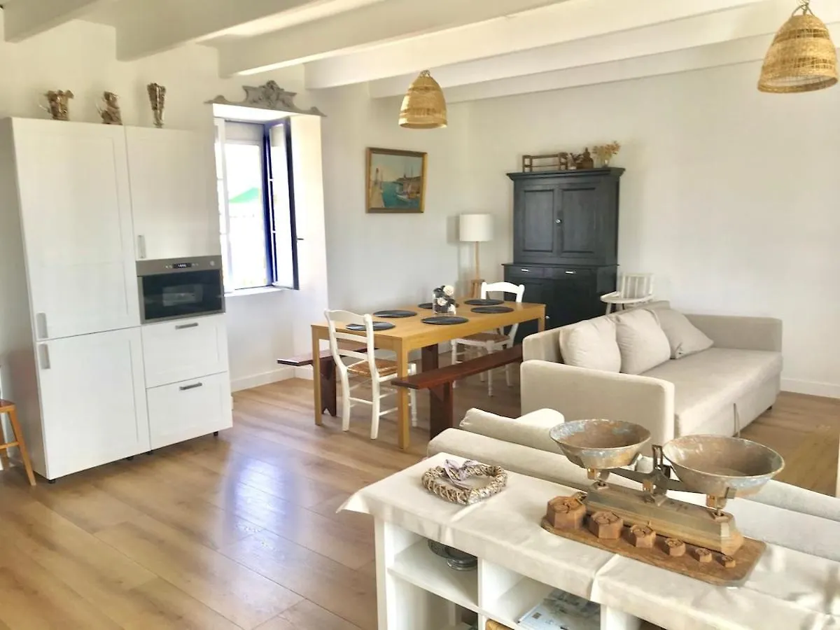 Maison De Pecheur Sur L'Ile De Groix